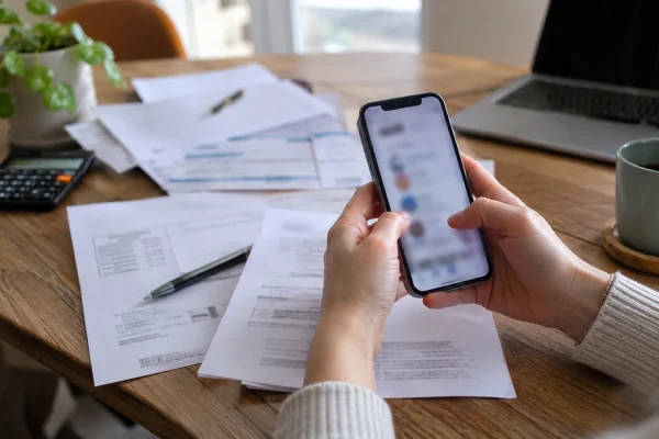 Illustration : Téléphone utilisé près de documents personnels