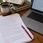 Illustration : Document corrigé près d’un ordinateur